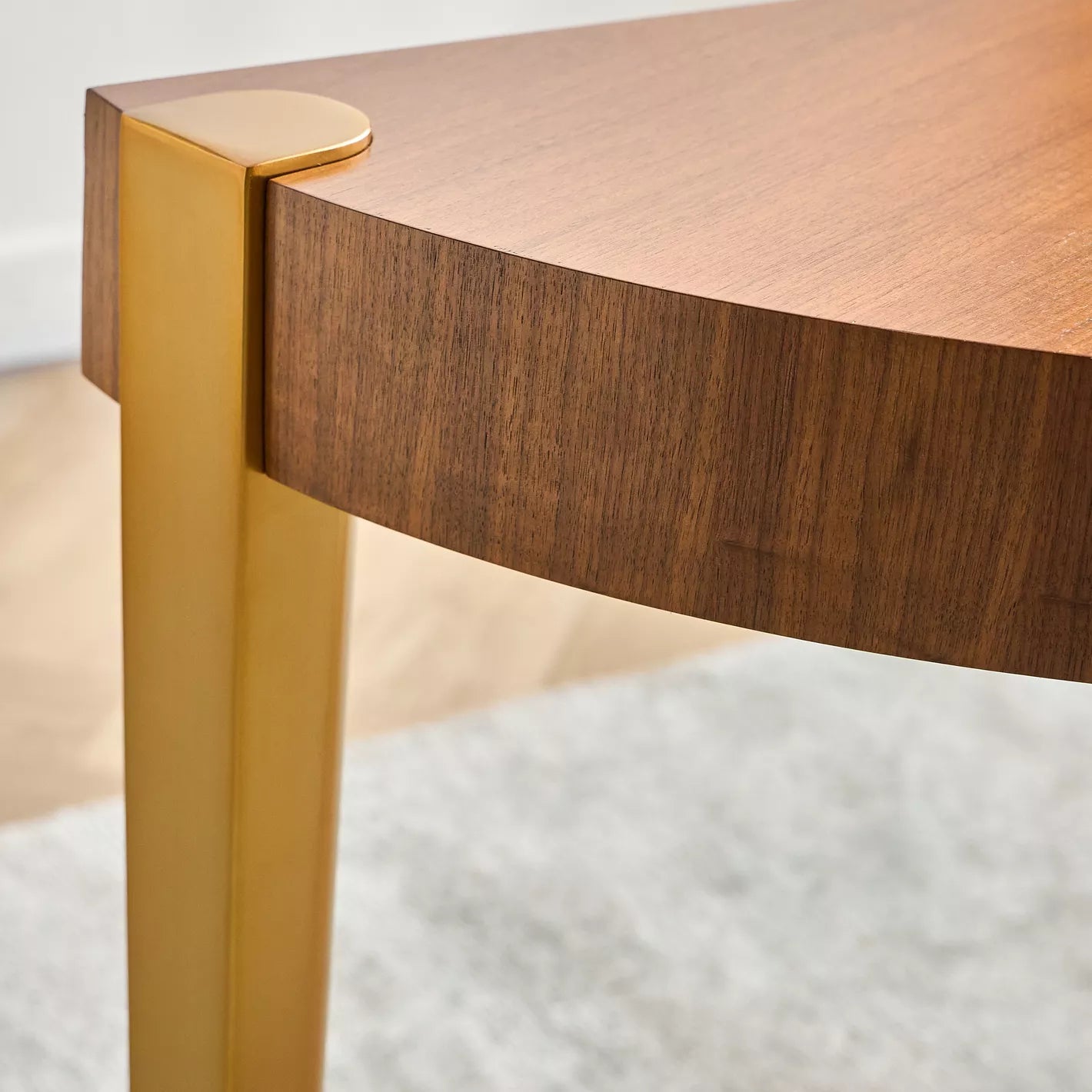 طاولة وحدة تحكم صغيرة مع مرآة