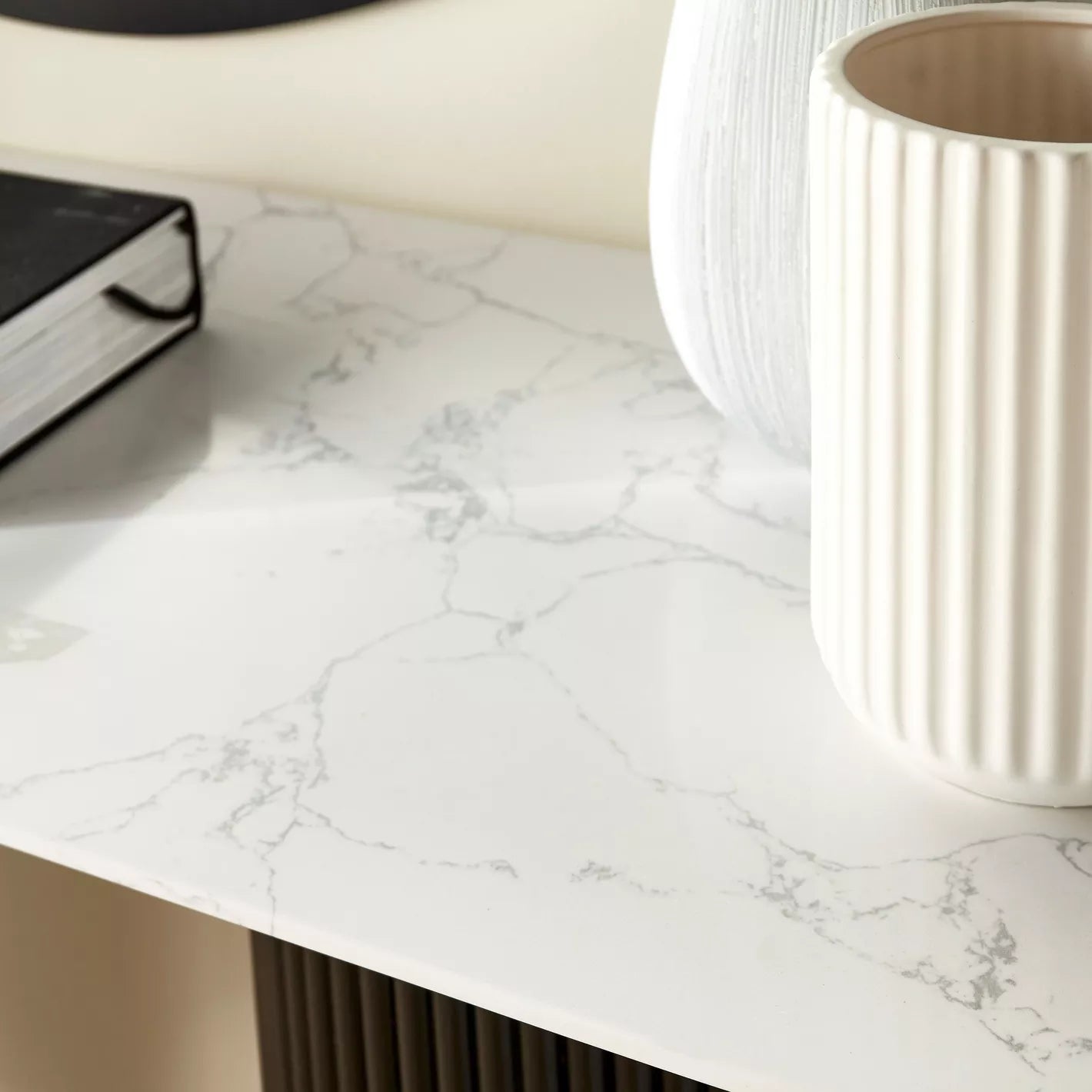 طاولة وحدة تحكم أحادية مع مرآة