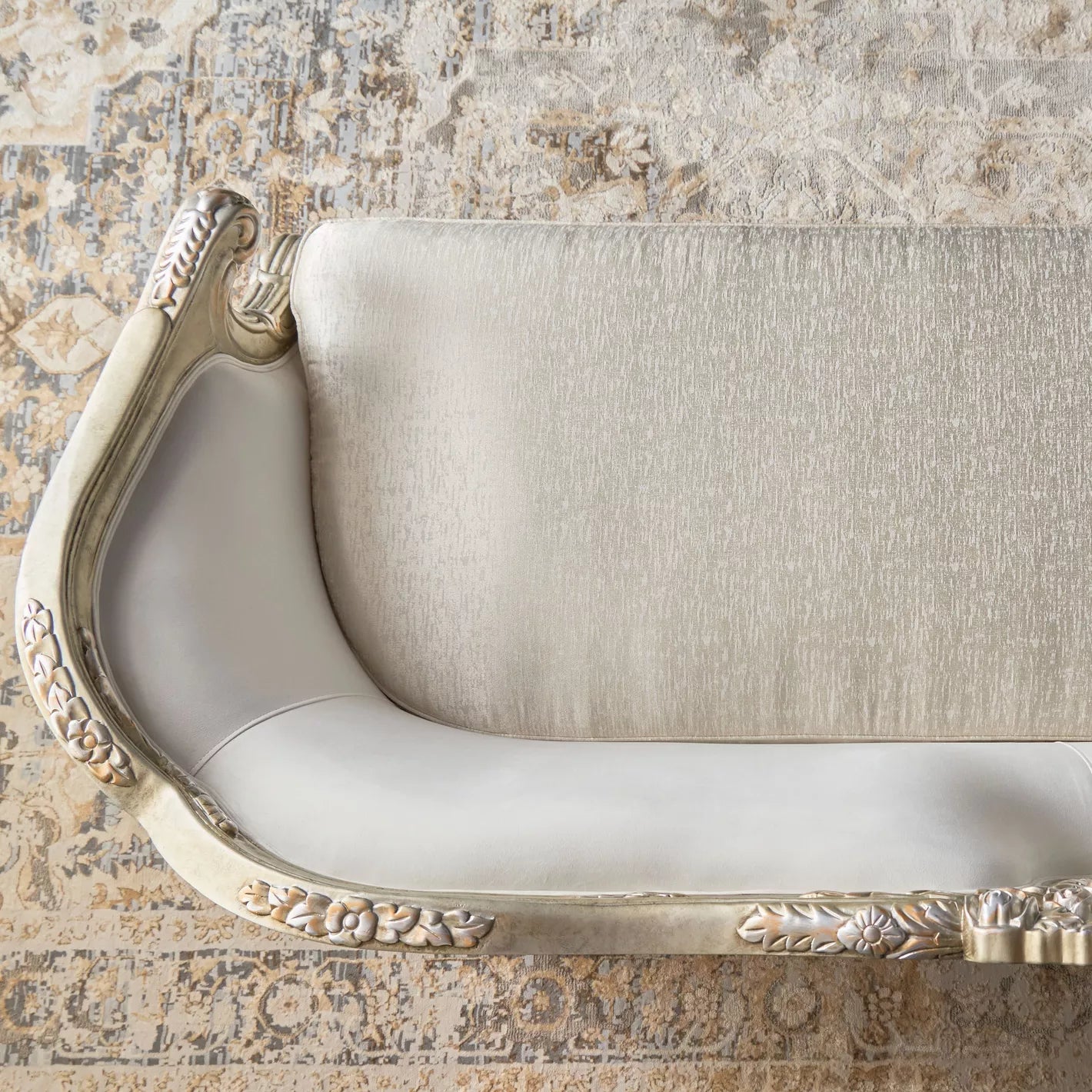 أريكة مخملية كلاسيكية بثلاثة مقاعد