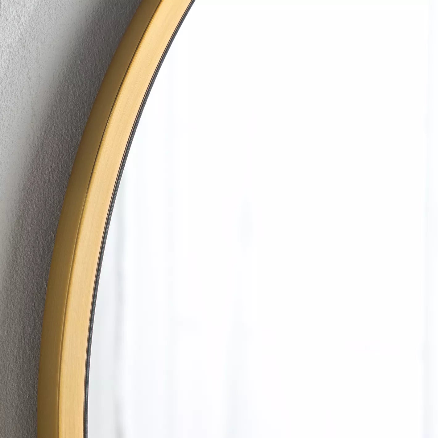 طاولة وحدة تحكم صغيرة مع مرآة