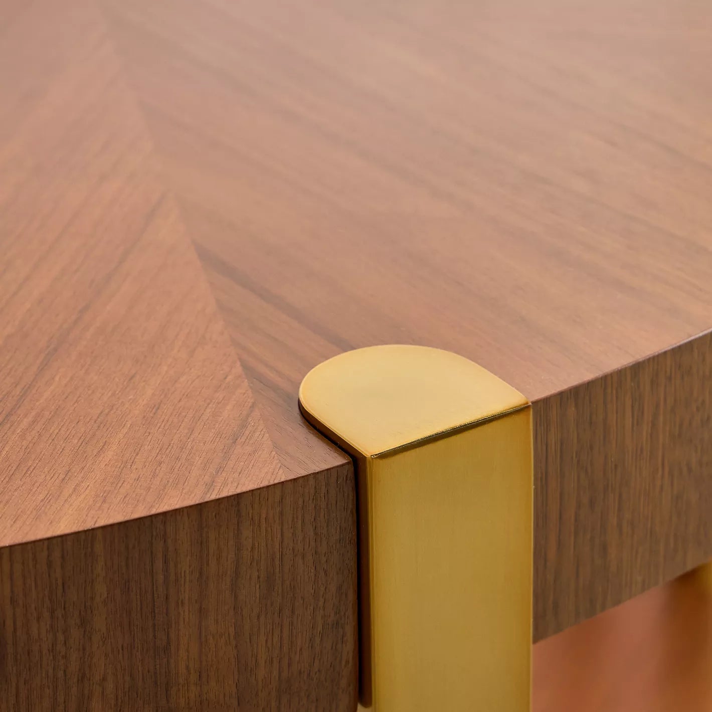 طاولة وحدة تحكم صغيرة مع مرآة