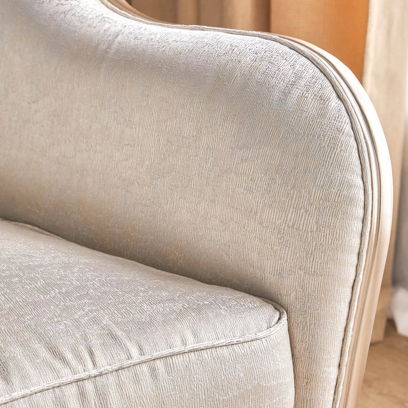 أريكة كلاسيكية من القماش بثلاثة مقاعد