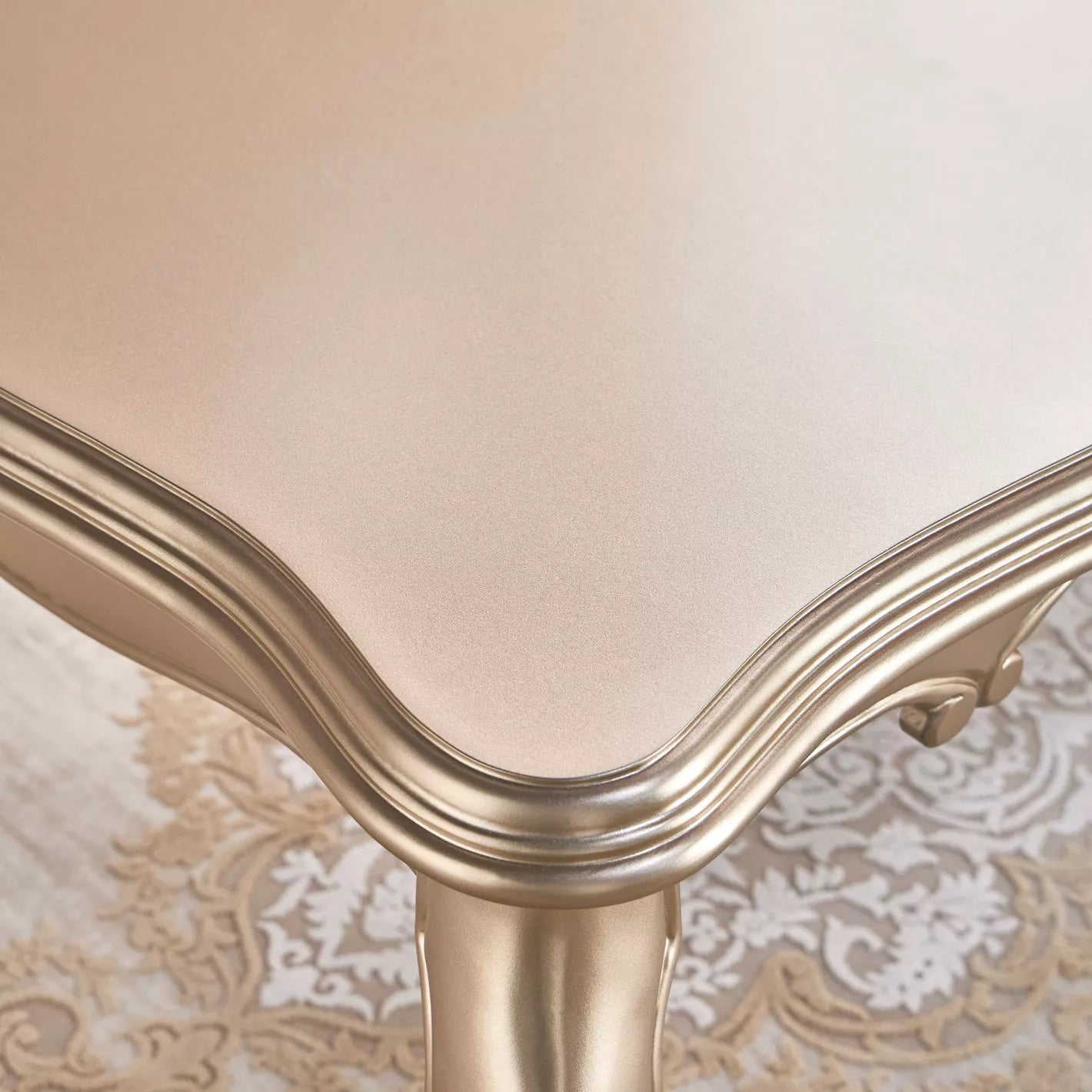 طاولة قهوة كلاسيكية