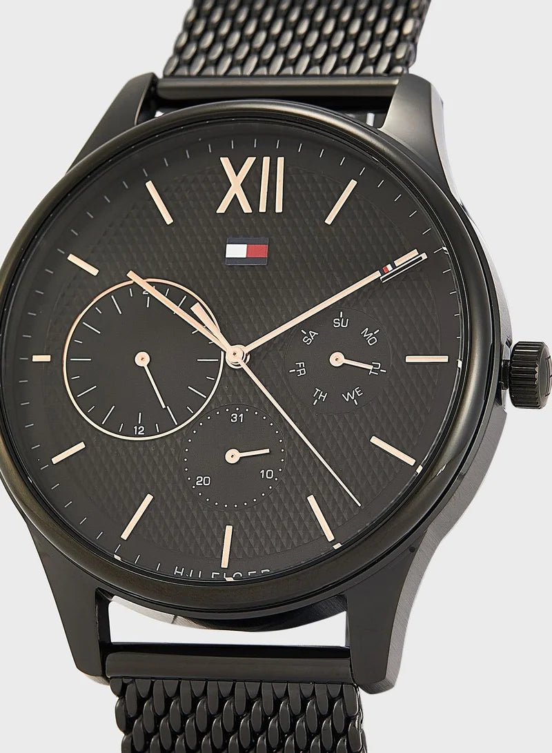 ساعة تومي هيلفيغر كرونوغراف بسوار معدني 