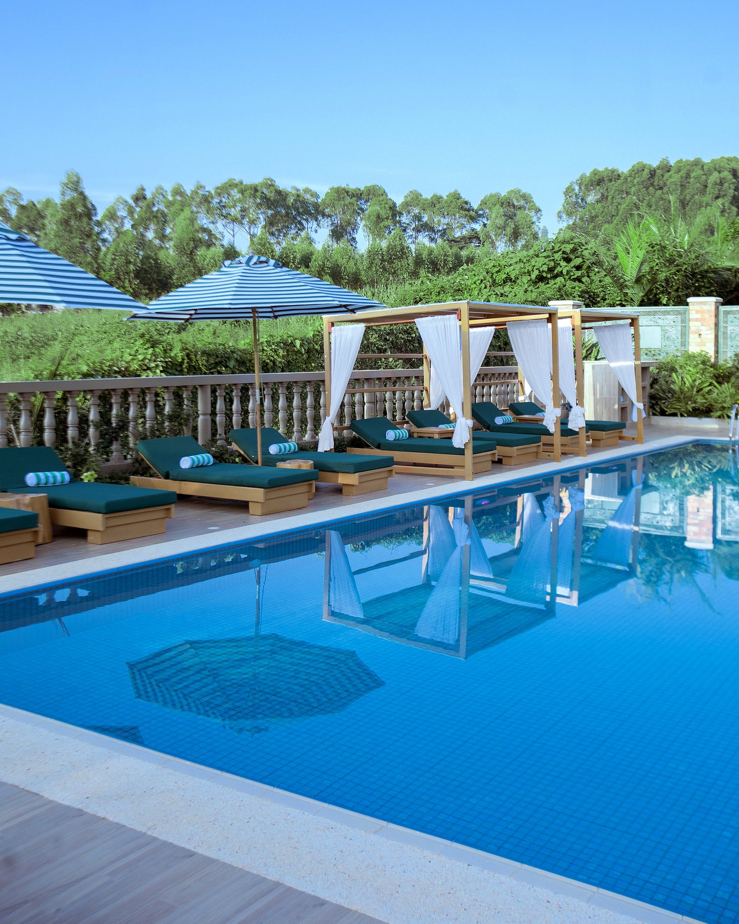 COMMERCIAL POOL DESIGN SOURCING