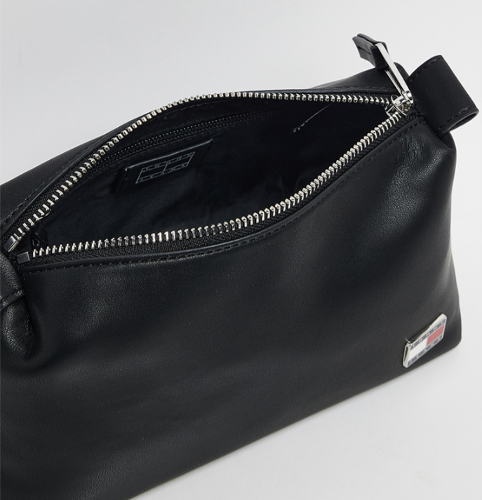 Tommy Hilfiger  Logo Detail Cool Vanity Cosmetic Bag