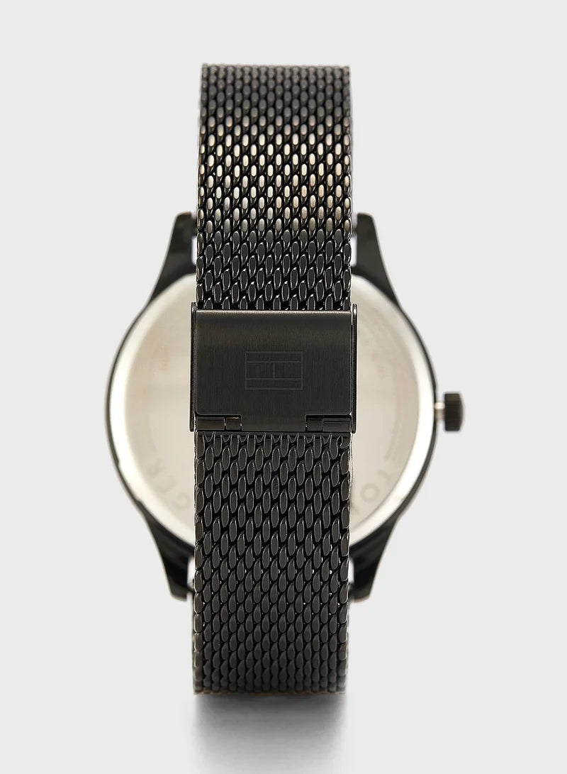 ساعة تومي هيلفيغر كرونوغراف بسوار معدني 