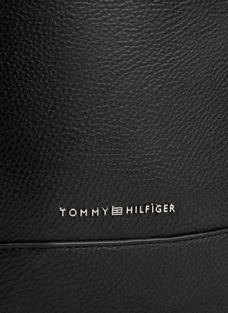 حقيبة كتف مركزية مزينة بشعار TOMMY HILFIGER 