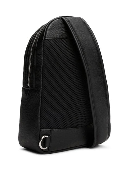 حقيبة كتف مركزية مزينة بشعار TOMMY HILFIGER 